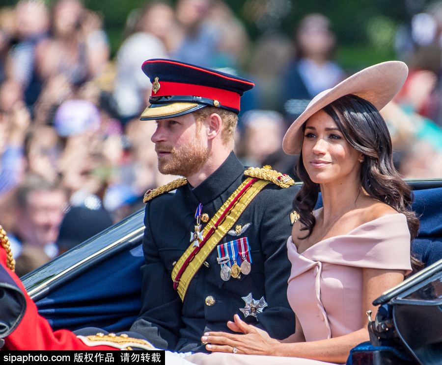 哈里王子夫妇乘马车亮相洋逸幸福 梅根王妃裸粉色套装贵气十足