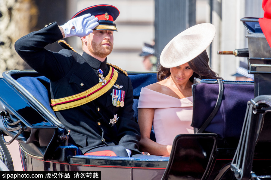 哈里王子夫妇乘马车亮相洋逸幸福 梅根王妃裸粉色套装贵气十足