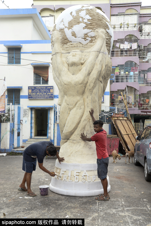 巨型大力神杯！印度艺术家雕刻世界杯金杯