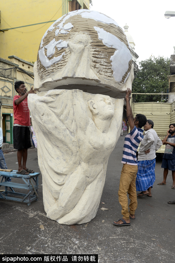 巨型大力神杯！印度艺术家雕刻世界杯金杯