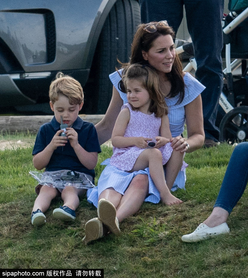凯特王妃花式带娃 乔治王子和夏洛特公主草地玩耍放飞自我