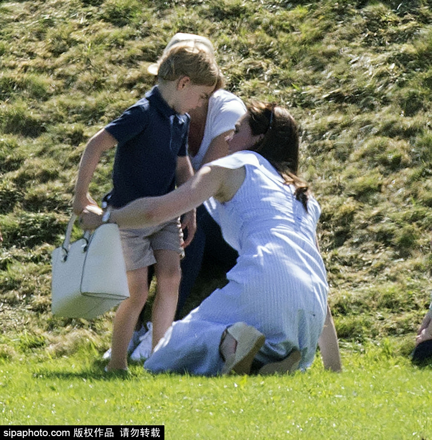 凯特王妃花式带娃 乔治王子和夏洛特公主草地玩耍放飞自我
