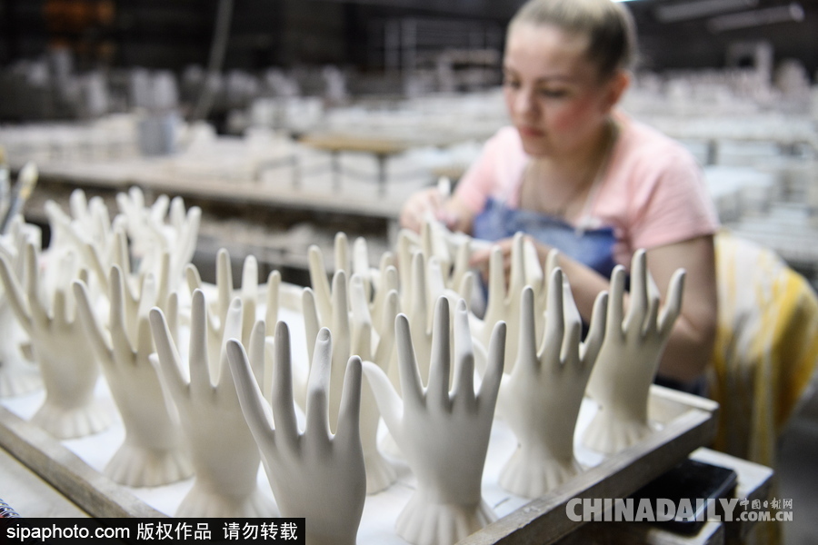 世界杯周边产品诞生记 探访俄罗斯陶瓷纪念品加工厂