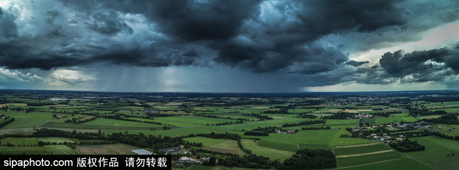 法国旺代黑云压顶降倾盆大雨 景象壮观似科幻大片
