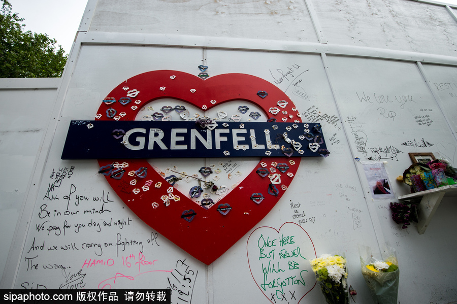 伦敦格伦费尔塔火灾一周年纪念日 民众自发聚集悼念遇难者