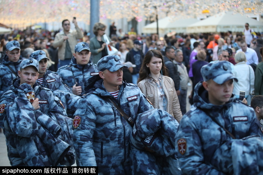 莫斯科街头布满巡逻士兵 确保赛事安全