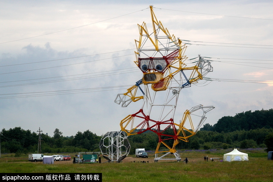 要不要这么萌！俄罗斯路边一电力塔变身世界杯吉祥物