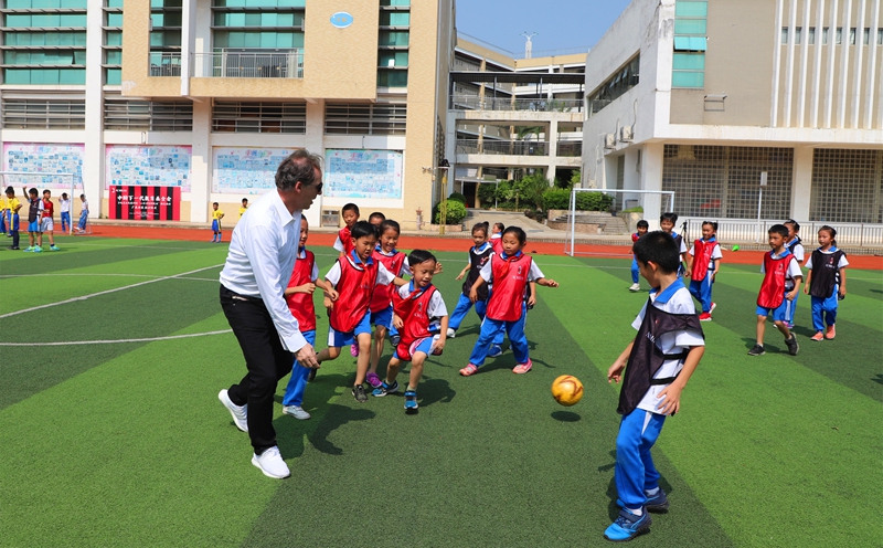 AC米兰校园足球公益活动走进广东 让更多的孩子参与到足球运动中来