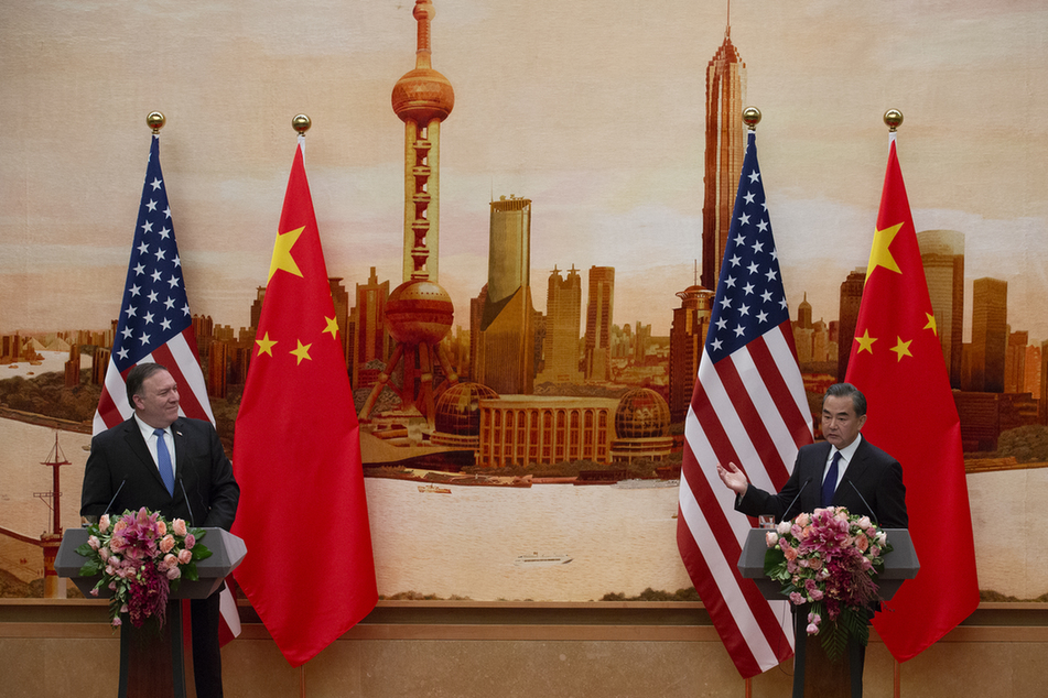 王毅与美国国务卿蓬佩奥在会谈后共见记者