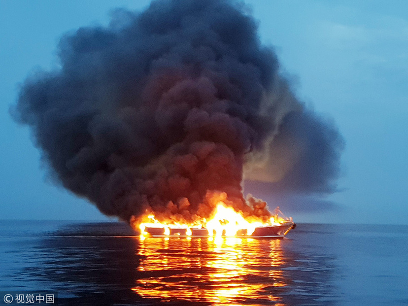 韩国一渔船在济州海域着火 船身被大火吞噬