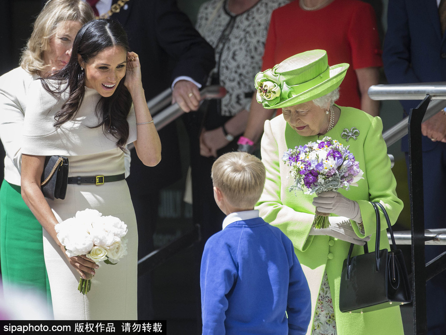 伊丽莎白女王与新孙媳妇梅根王妃访问柴郡 两人一路同行关系融洽