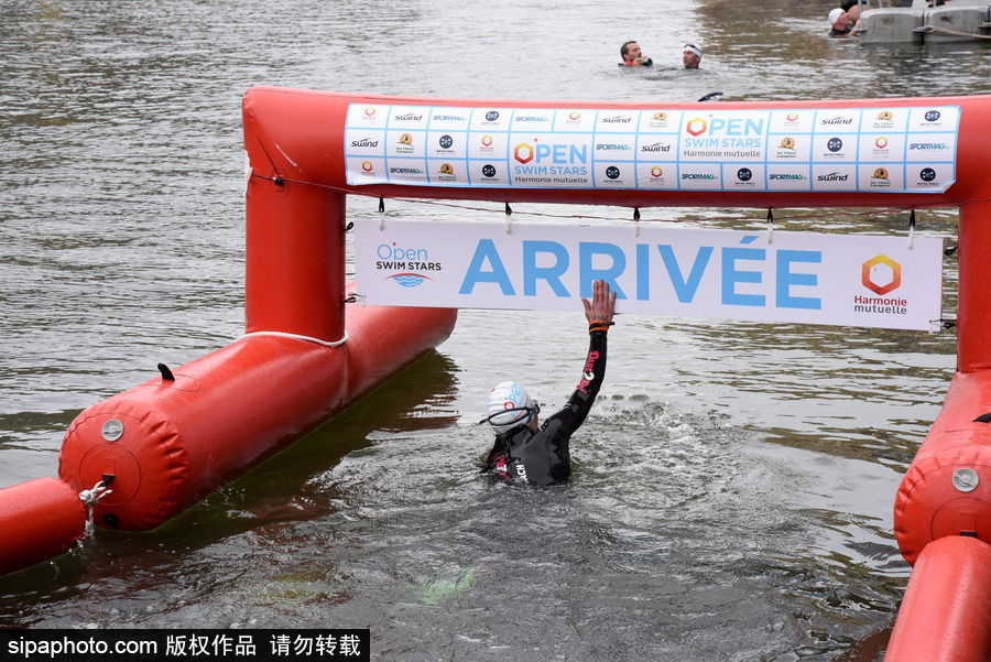 法国巴黎民众参加公开水域游泳赛 比拼激烈