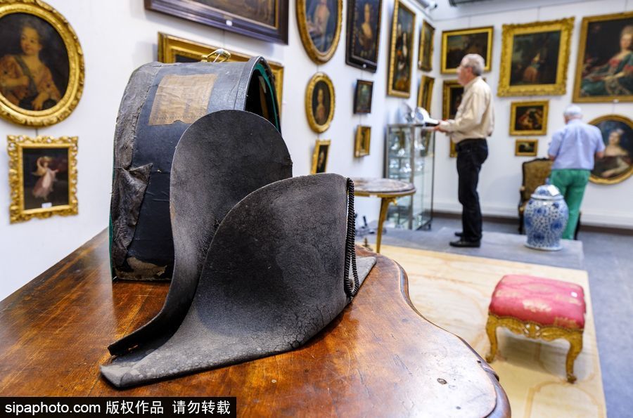 法国里昂拍卖拿破仑生前戴过的帽子 最终以28万欧元成交