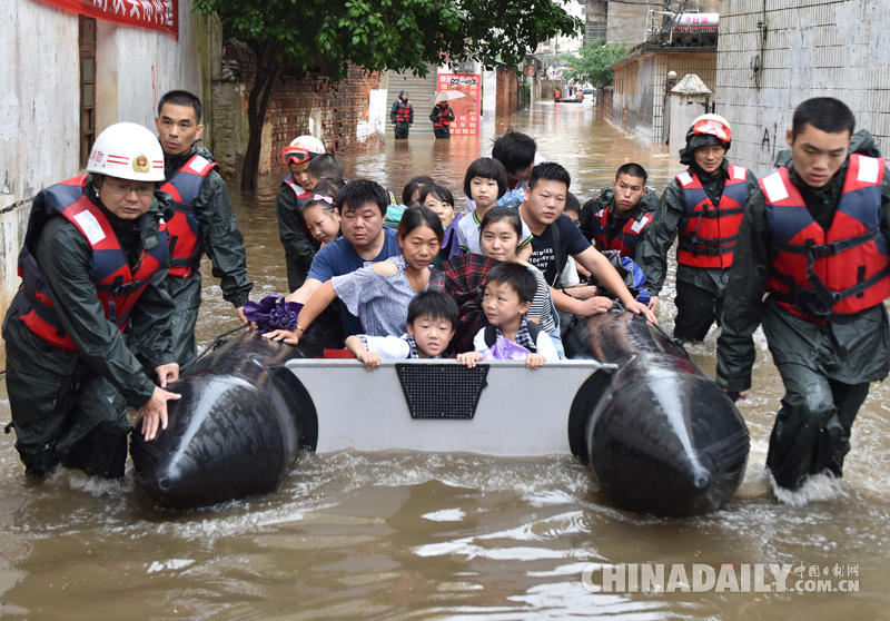 江西进贤暴雨致严重内涝 皮划艇解救92名被困人员
