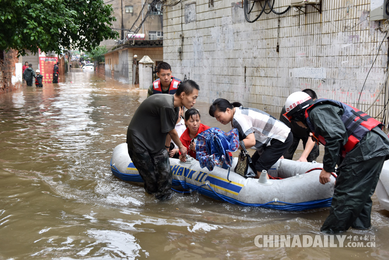 江西进贤暴雨致严重内涝 皮划艇解救92名被困人员