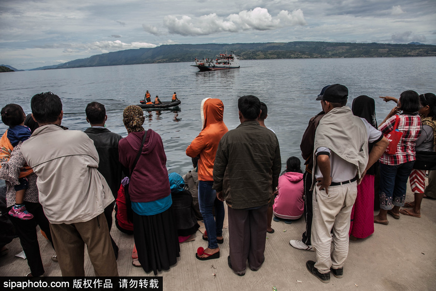 印尼一超载客船沉没 超百人下落不明