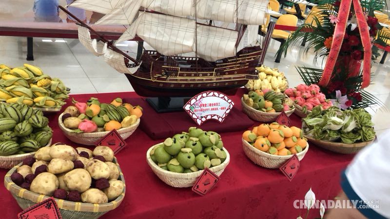 别样的礼物！大学厨师为毕业生奉献特色面点