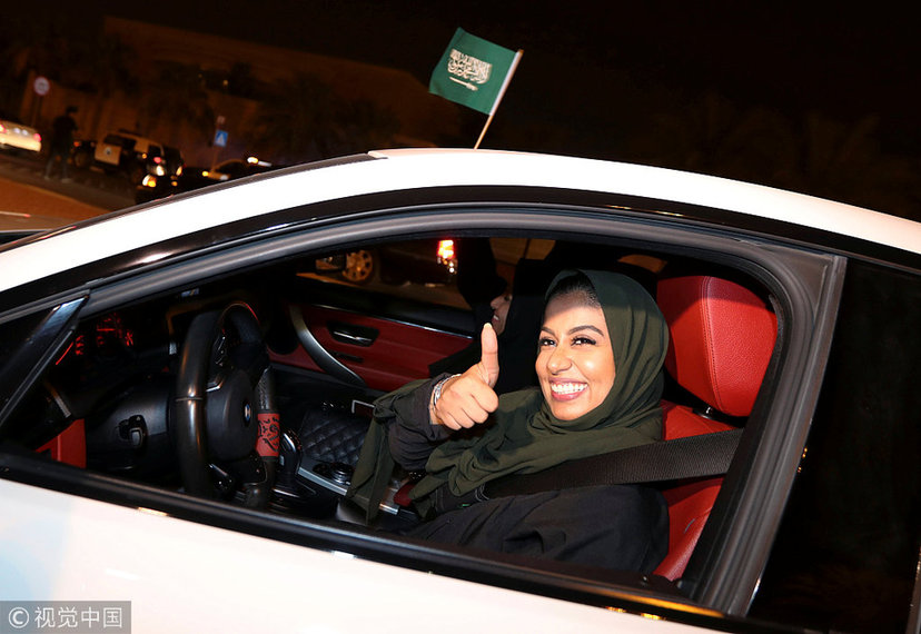 历史性时刻！沙特首批女司机上路凌晨狂欢