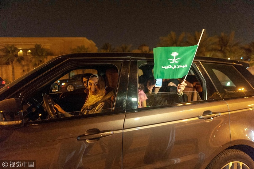 历史性时刻！沙特首批女司机上路凌晨狂欢