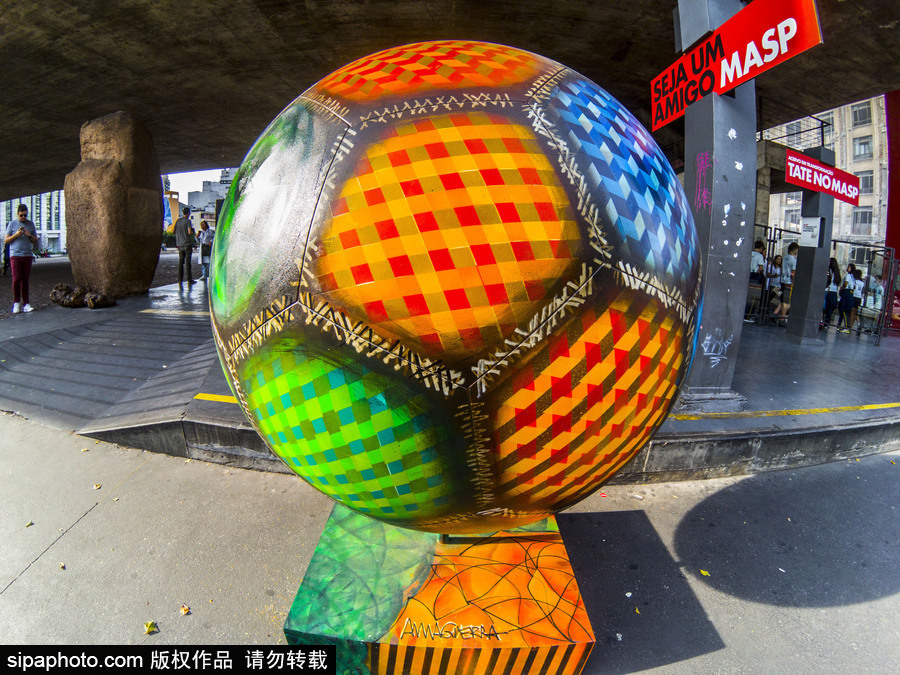 足球也是艺术品 巴西圣保罗街头“足球大游行”色彩缤纷