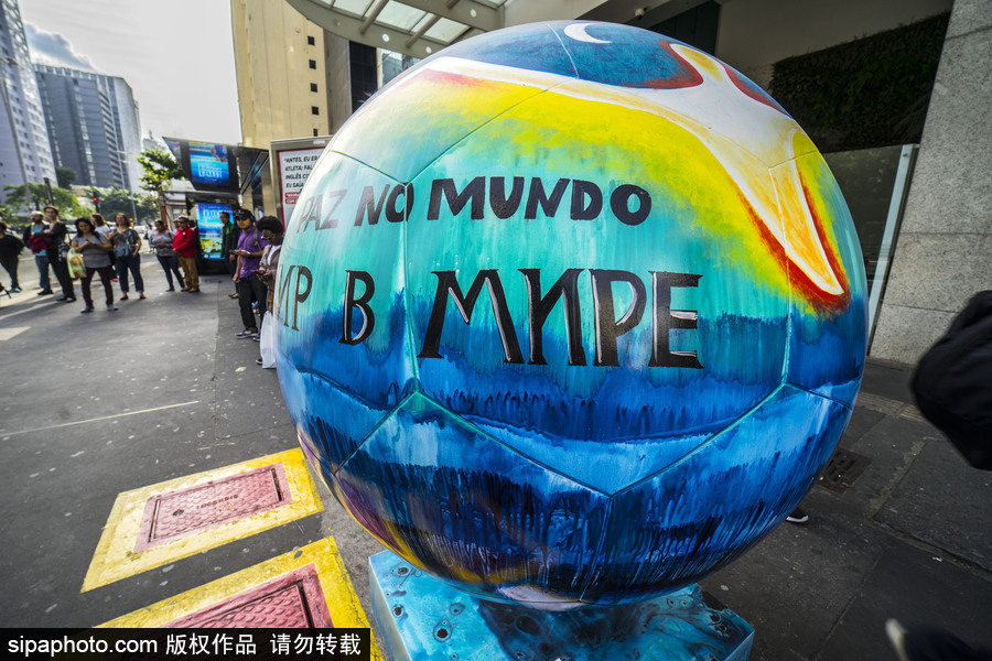 足球也是艺术品 巴西圣保罗街头“足球大游行”色彩缤纷