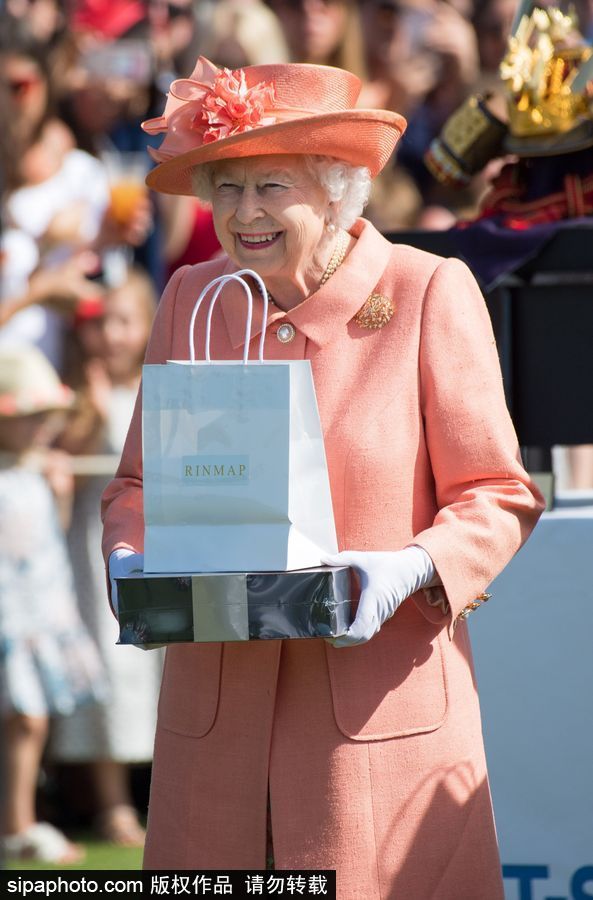 英国女王出席皇家温莎杯马球比赛 浅橘色套装精神十足