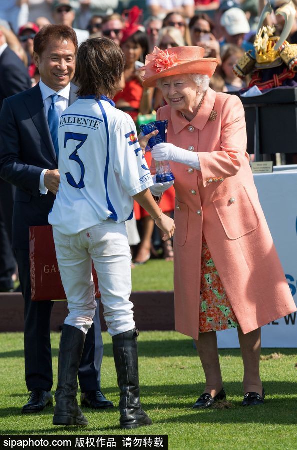 英国女王出席皇家温莎杯马球比赛 浅橘色套装精神十足