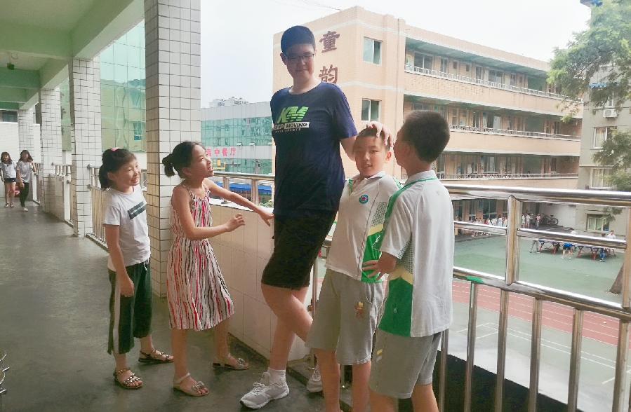 四川乐山11岁小学生身高2.06米 或是全球最高小学生