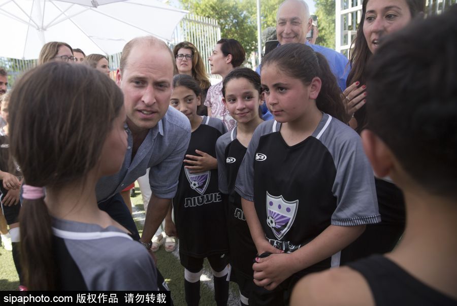 威廉王子到访以色列 与小朋友踢球亲和力十足