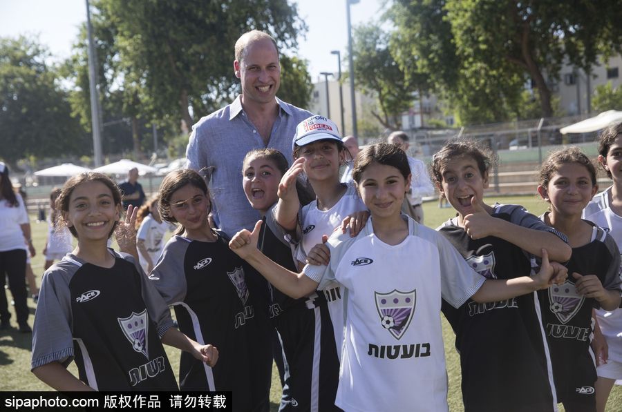 威廉王子到访以色列 与小朋友踢球亲和力十足