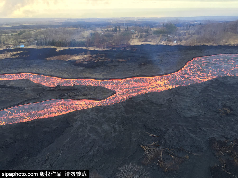 美国基拉韦厄火山持续活跃 岩浆流动似火龙