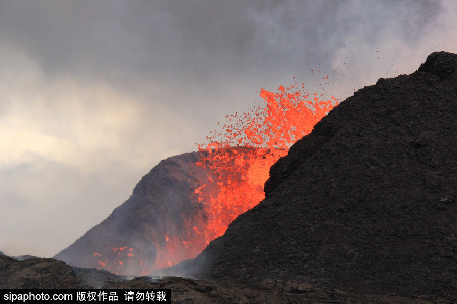 美国基拉韦厄火山持续活跃 岩浆流动似火龙