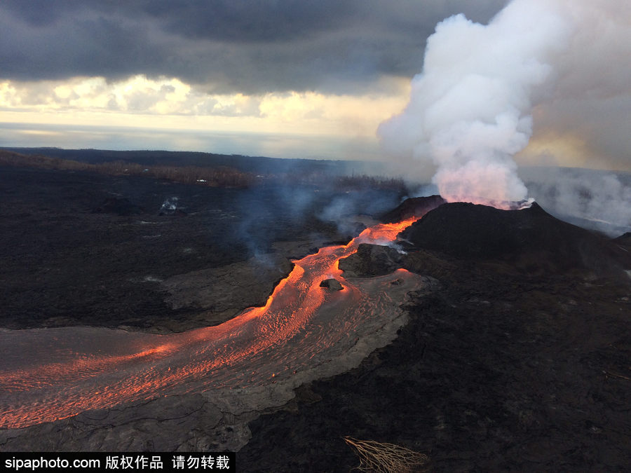 美国基拉韦厄火山持续活跃 岩浆流动似火龙