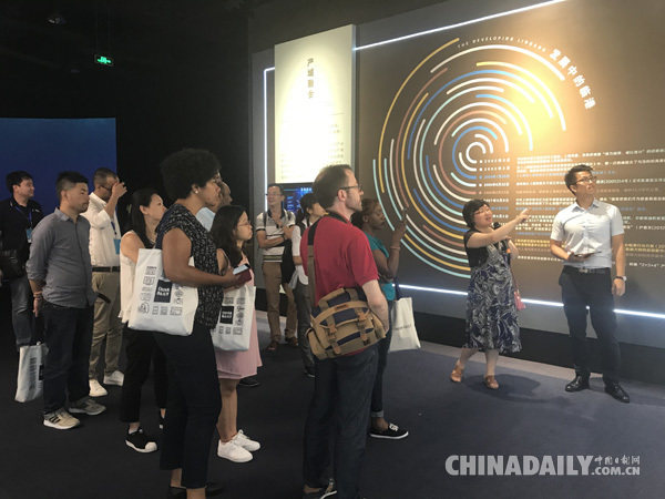 组图：“一带一路”国家精英媒体培训班学员在上海参观