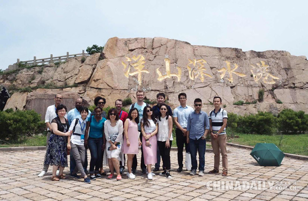 组图：“一带一路”国家精英媒体培训班学员在上海参观