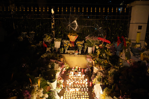 上海市民自发聚集案发地悼念遇难者 奉上鲜花和蜡烛