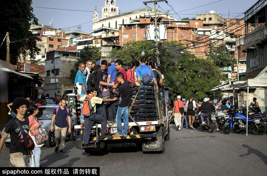 委内瑞拉公共交通滞后 民众乘“挂票”车出行