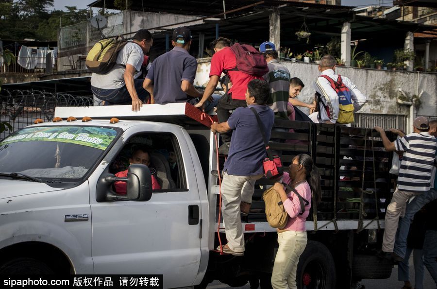 委内瑞拉公共交通滞后 民众乘“挂票”车出行