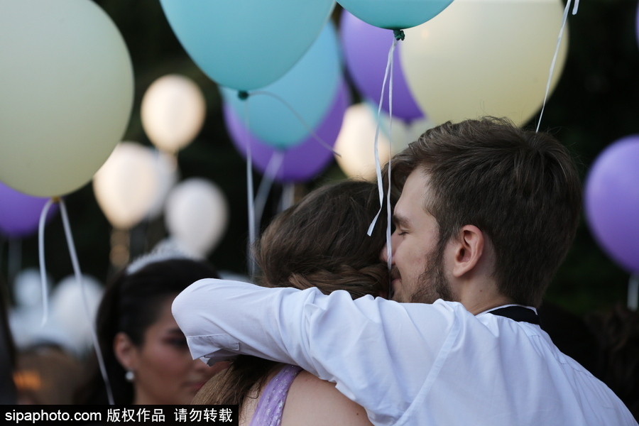 别人家的毕业游行！索契街头礼服和气球交织的浪漫毕业仪式