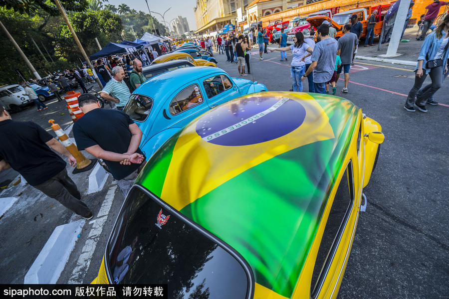 闪闪发光的复古时尚 巴西圣保罗举行老爷车大“集会”