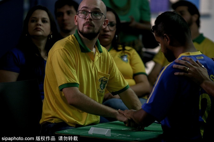 任何人都不愿缺席的世界杯 巴西视障听力障碍者“观战”助威
