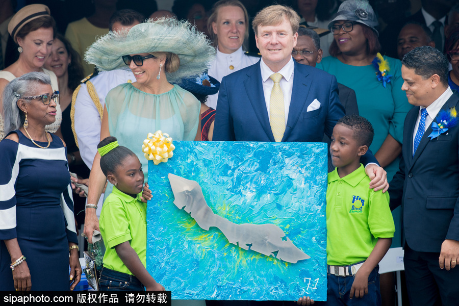 荷兰国王与夫人身着蓝色情侣装访问加勒比