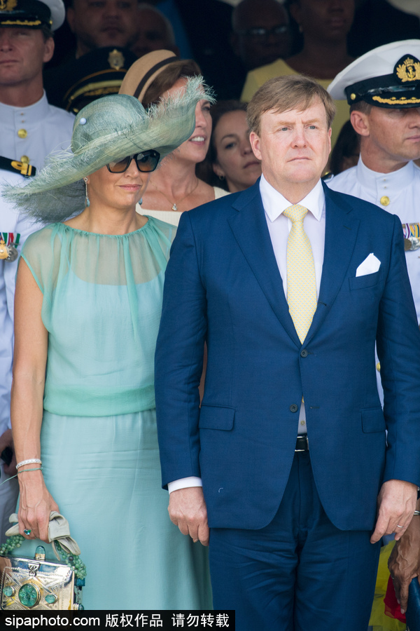 荷兰国王与夫人身着蓝色情侣装访问加勒比