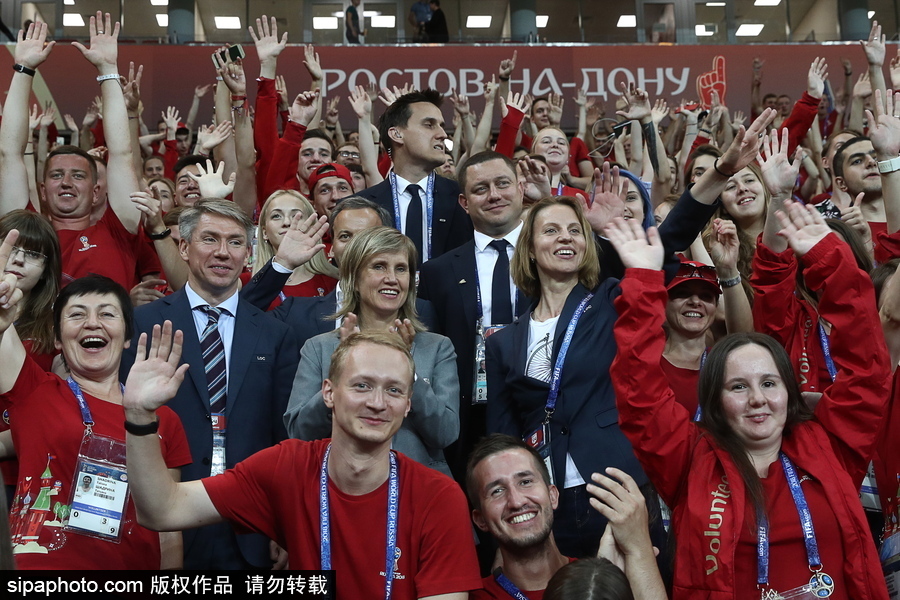 世界杯另一道风景线 俄组委会举行志愿者大会表达感谢