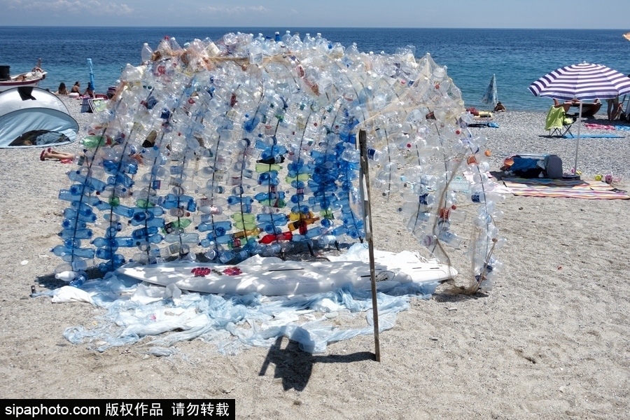意大利海滩现防晒装置 废弃塑料瓶打造环保实用