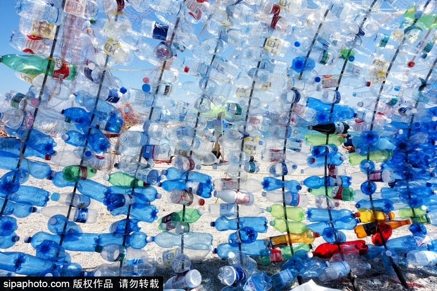 意大利海滩现防晒装置 废弃塑料瓶打造环保实用