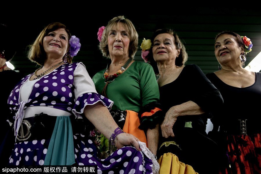 到哪都有“广场舞” 西班牙老人巴西地铁站表演精神矍铄