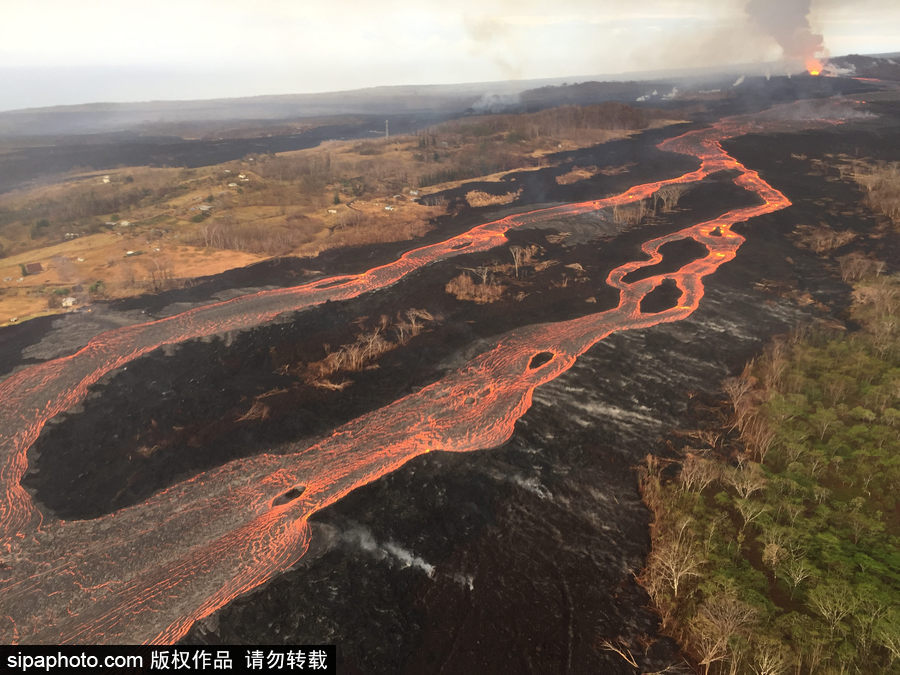 根本停不下来 美国基拉韦厄火山岩浆成“红色河流”