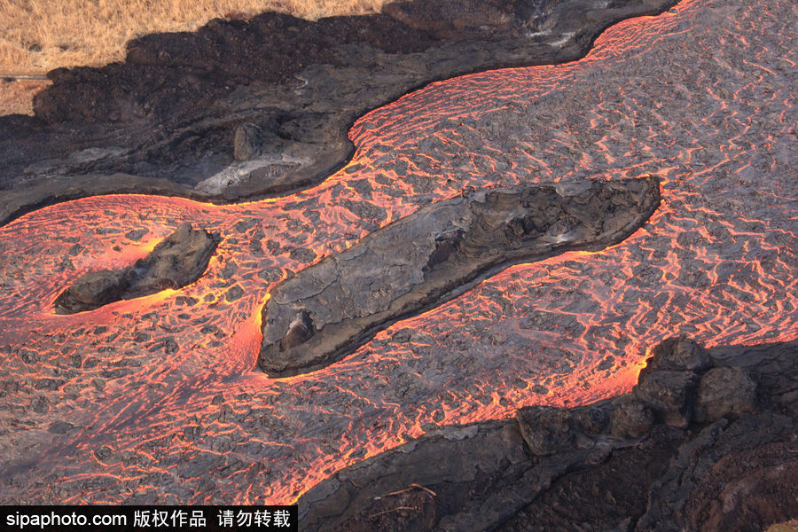 根本停不下来 美国基拉韦厄火山岩浆成“红色河流”