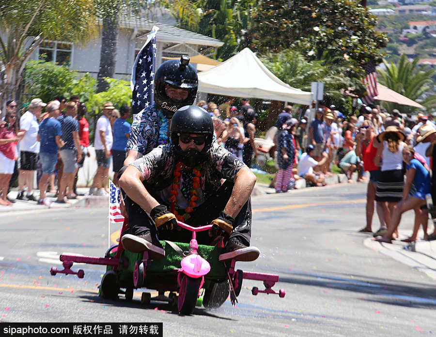 成年人也疯狂！美国圣克莱门特居民举办驱动式办公椅比赛